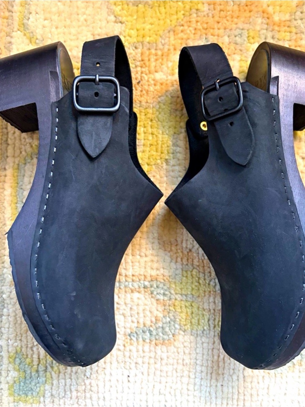 Bryr Black Leather Women's Buckle-Back Clogs sz 38